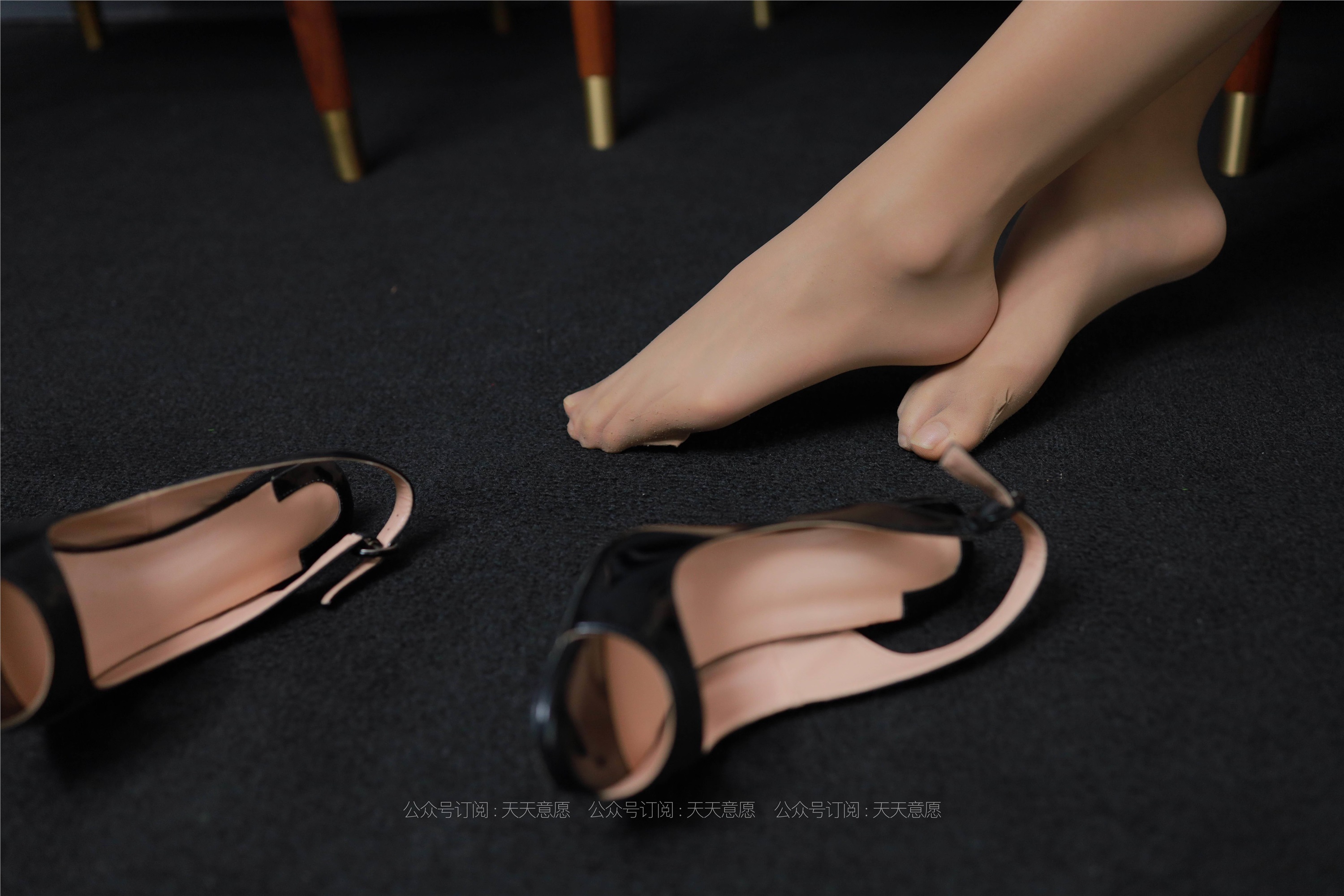 IESS异思趣向 - 模特：肉肉《大长腿超短裙》